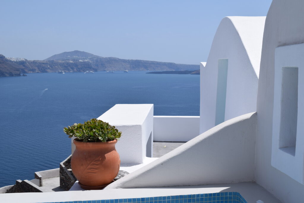 Cave houses looking out over the caldera in Oia, Santorini, Greece.