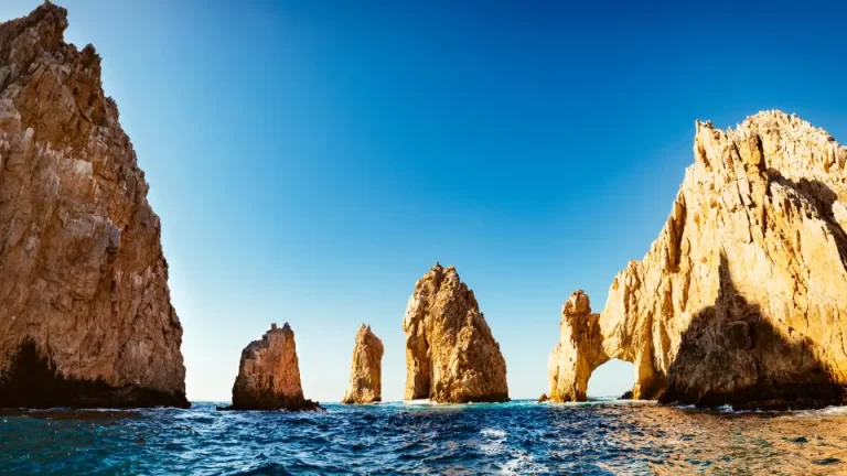 Cabo or Cancun, El Arco